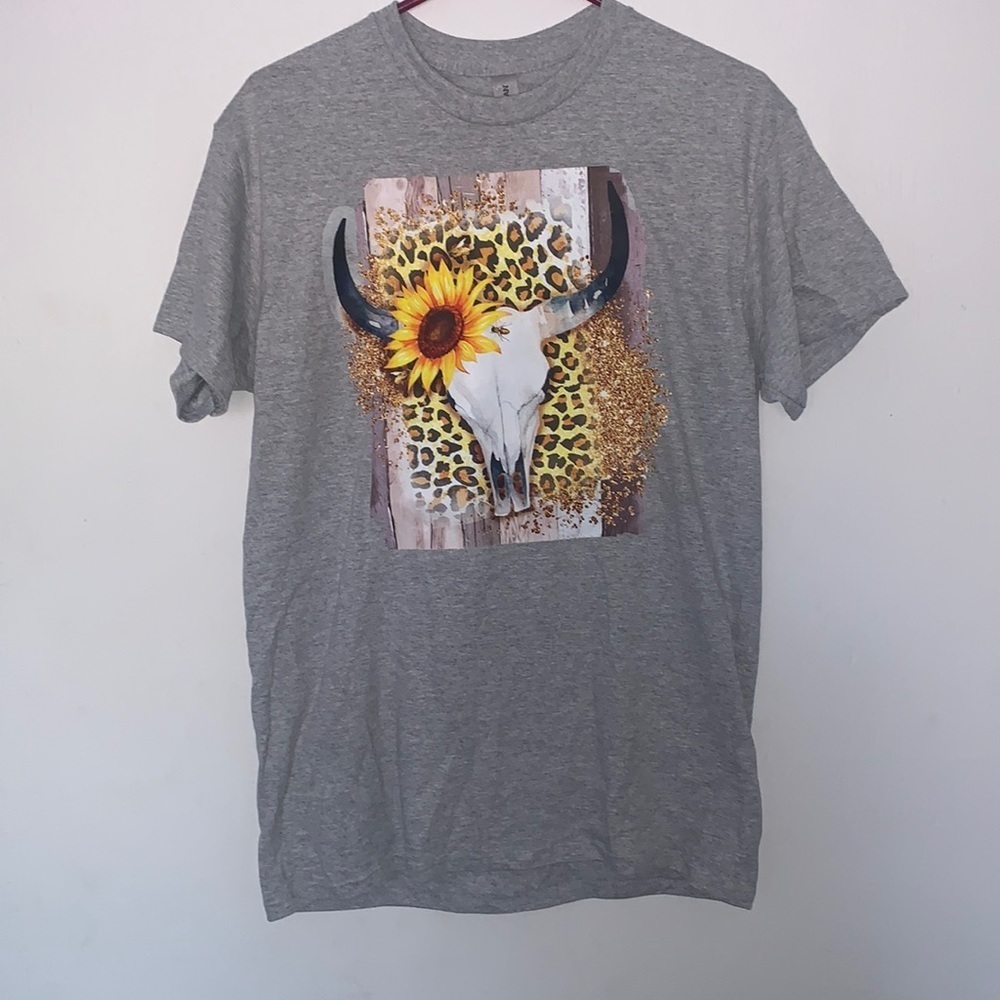 Gray Tee sunflower cow skull shirt🌻